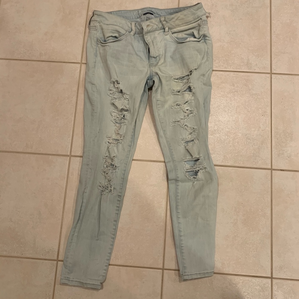 Light wash American eagle ripped skinny jeans